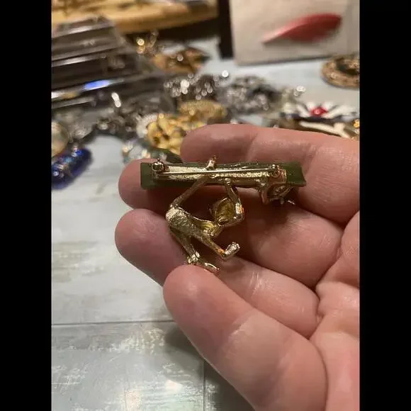 Swoboda Signed Brooch/Pin Monkey Vintage Gold Tone Nephrite Jade W/ Red Eyes - Picture 4 of 5